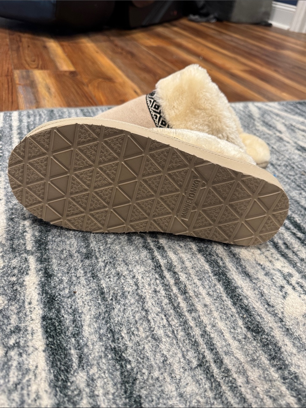 Minnetonka Cream Faux Fur Lined Slip-On Slippers with Black Accent - Picture 5 of 6